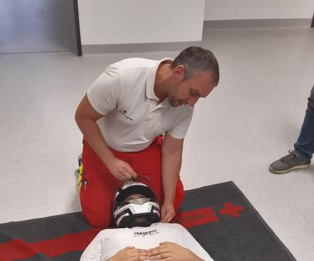 Erste Hilfe 8-stündige Auffrischungskurs von 13 Teilnehmern absolviert