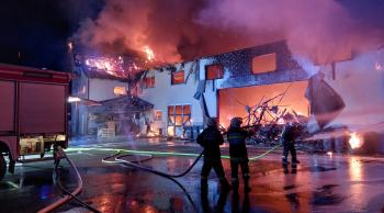 Wohnwagenwerkstätte mit Wohnwägen und Gasflaschen in Vollbrand