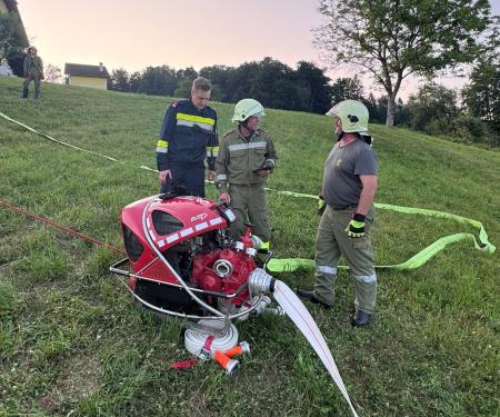 Ein Brand, ein Löschteich, keine Zufahrt möglich, Zubringleitungen über mehrere hunderte Meter verlegen…..