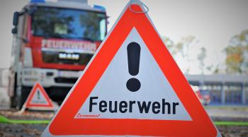 Sirenenalarm für die FF Breitenbuch – T03-VU-Bergung – Ort Breitenbuch – PKW im Graben