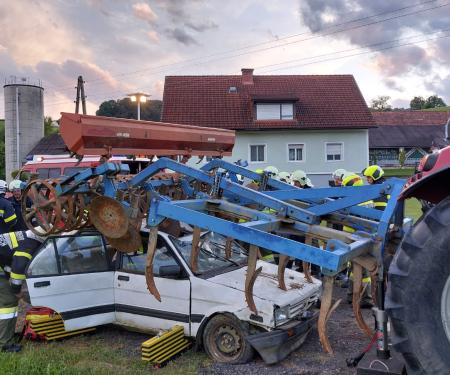 Monatsübung Mai: Verkehrsunfall mit einem landwirtschaftlichen Gerät und einer eingeklemmter Person 