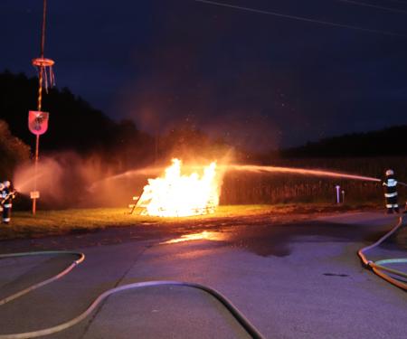 Brandbekämpfung mit Unterstützung der Tragkraftspritze